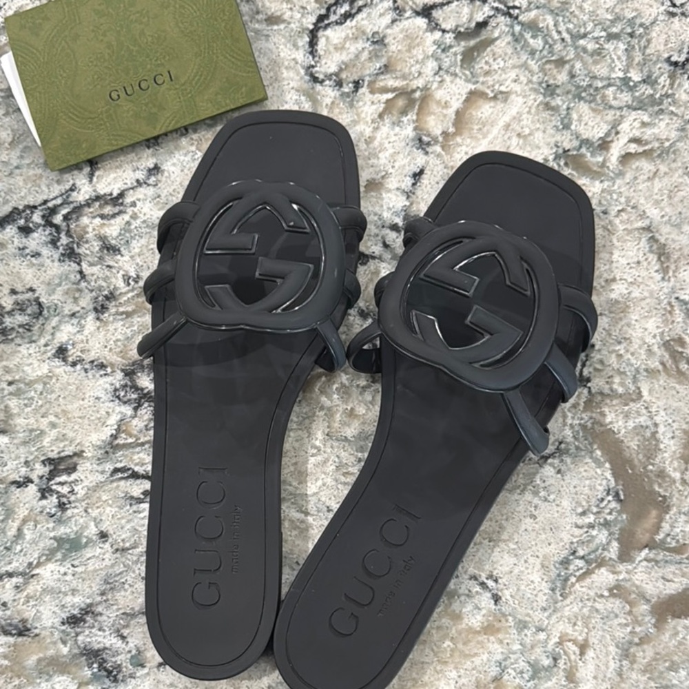 Gucci Black Interlocking G Slide Sandals. Like new! Size 38